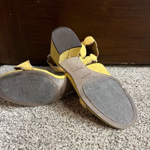 Yellow Suede Scalloped kitten heels - Picture 3 of 3